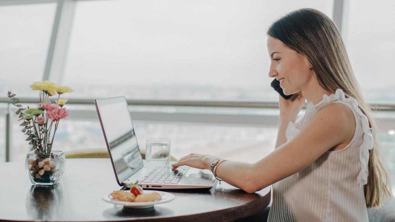 Holiday Inn - Quito Airport By Ihg Tababela Extérieur photo A woman working from home