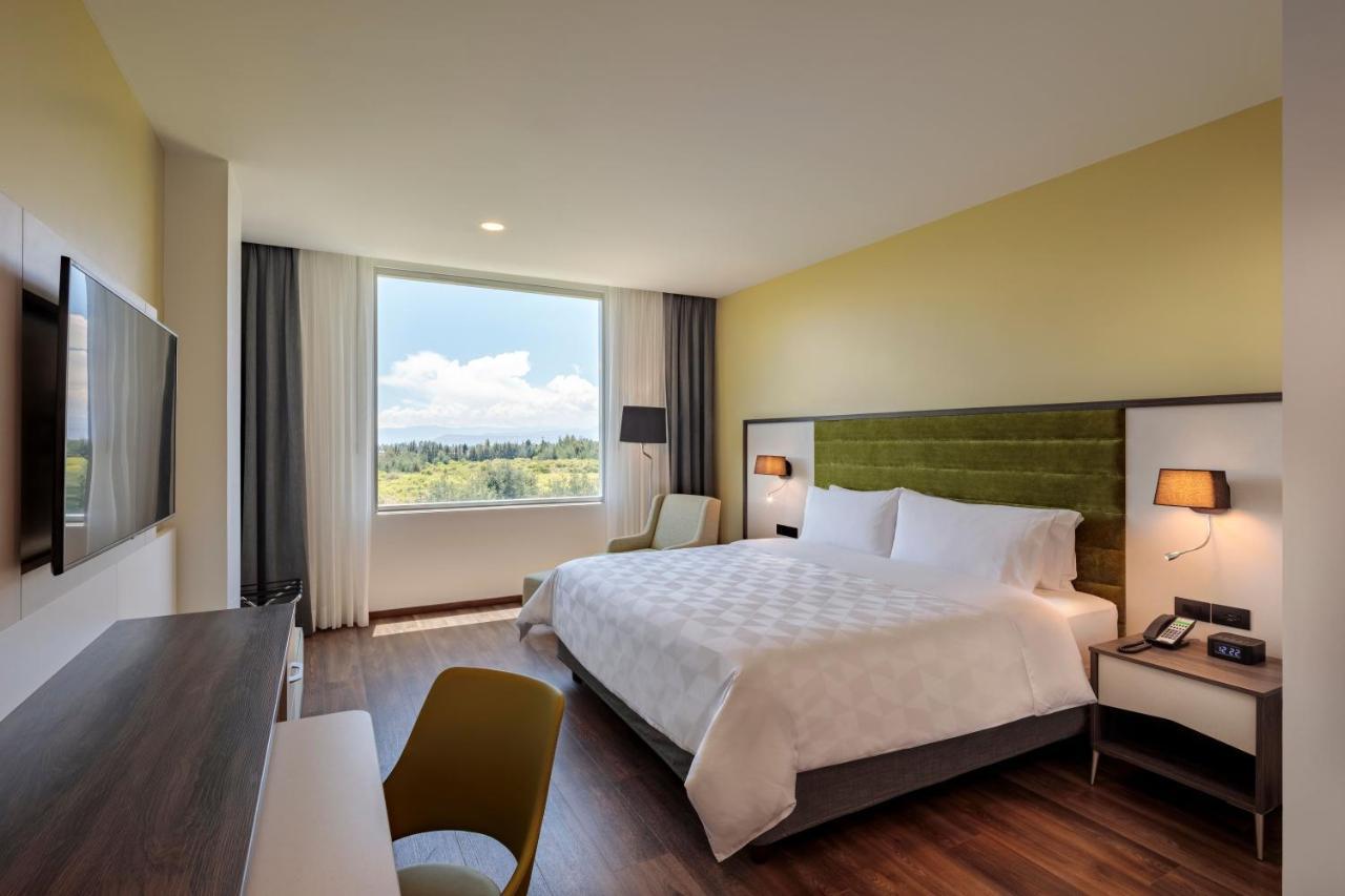 Holiday Inn - Quito Airport By Ihg Tababela Extérieur photo A room at the Hilton Garden Inn in San Jose, Costa Rica